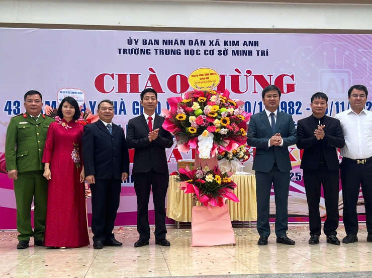 Các đồng chí lãnh đạo xã Kim Anh chúc mừng các trường học nhân dịp kỷ niệm Ngày nhà giáo Việt Nam 20/11.- Ảnh 4.