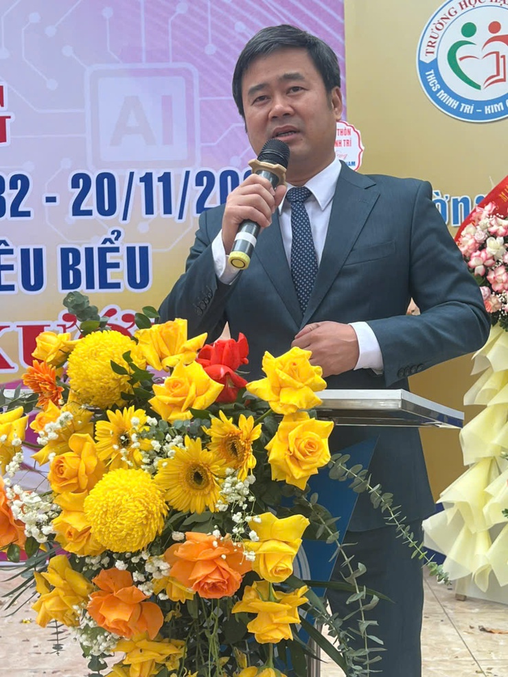 Các đồng chí lãnh đạo xã Kim Anh chúc mừng các trường học nhân dịp kỷ niệm Ngày nhà giáo Việt Nam 20/11.- Ảnh 7.