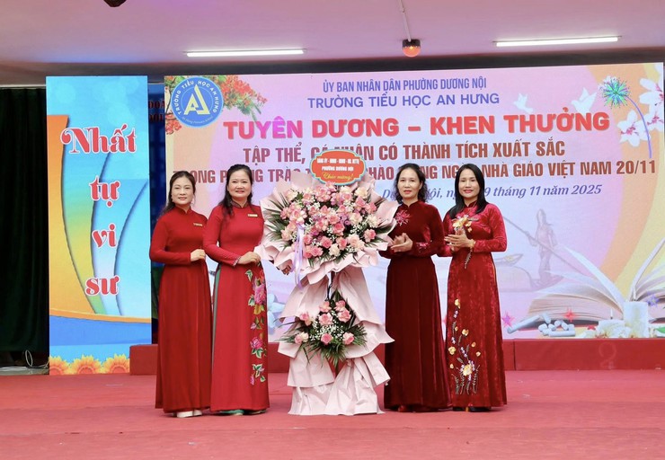 Bí thư Đảng uỷ, Chủ tịch HĐND phường Dương Nội Cấn Thị Việt Hà dự chúc mừng Ngày Nhà giáo Việt Nam tại trường Tiểu học An Hưng- Ảnh 1.