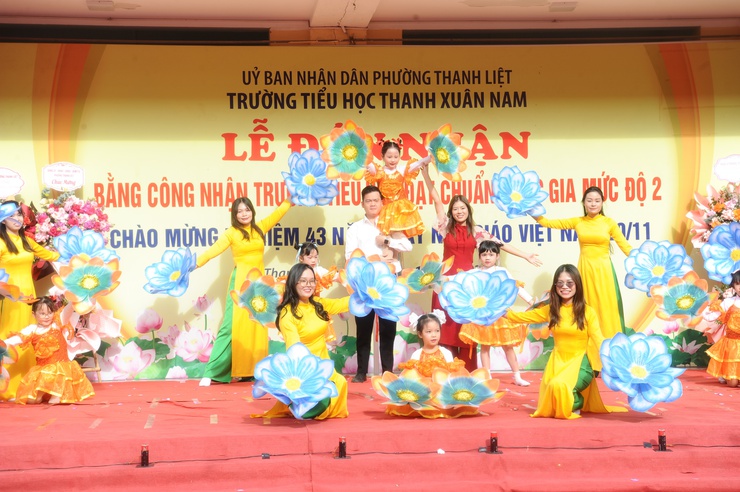 Trường Tiểu học Thanh Xuân Nam đón Bằng công nhận Trường chuẩn Quốc gia mức độ 2- Ảnh 4.