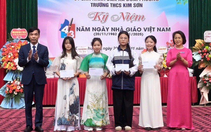 Lãnh đạo xã Đoài Phương dự lễ kỷ niệm 20/11 tại các trường Tiều học, THCS trên địa bàn- Ảnh 1.