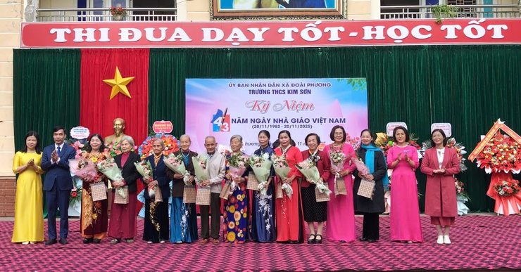 Lãnh đạo xã Đoài Phương dự lễ kỷ niệm 20/11 tại các trường Tiều học, THCS trên địa bàn- Ảnh 2.