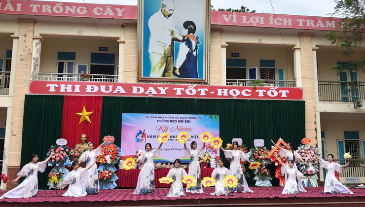 Lãnh đạo xã Đoài Phương dự lễ kỷ niệm 20/11 tại các trường Tiều học, THCS trên địa bàn- Ảnh 3.