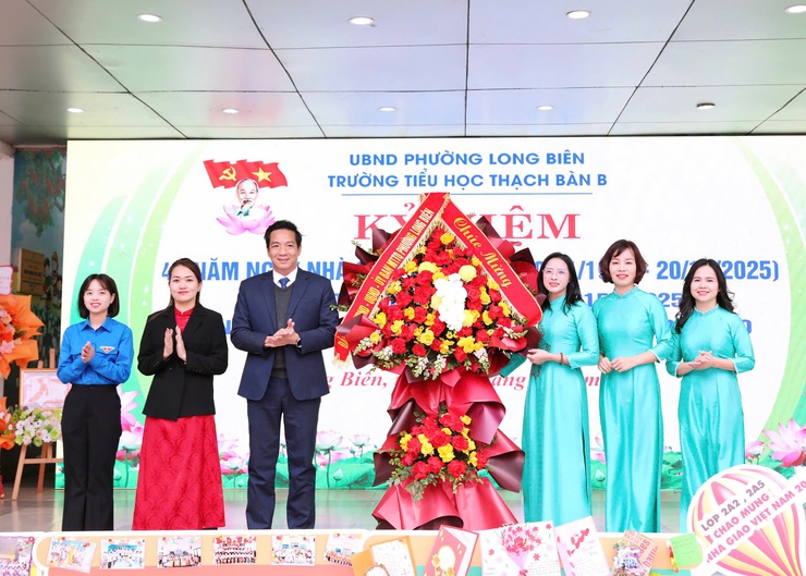 Lãnh đạo Đảng ủy - HĐND - UBND - UBMTTQ Việt Nam phường Long Biên thăm, chúc mừng các nhà trường nhân kỷ niệm Ngày Nhà giáo Việt Nam 20/11- Ảnh 3.