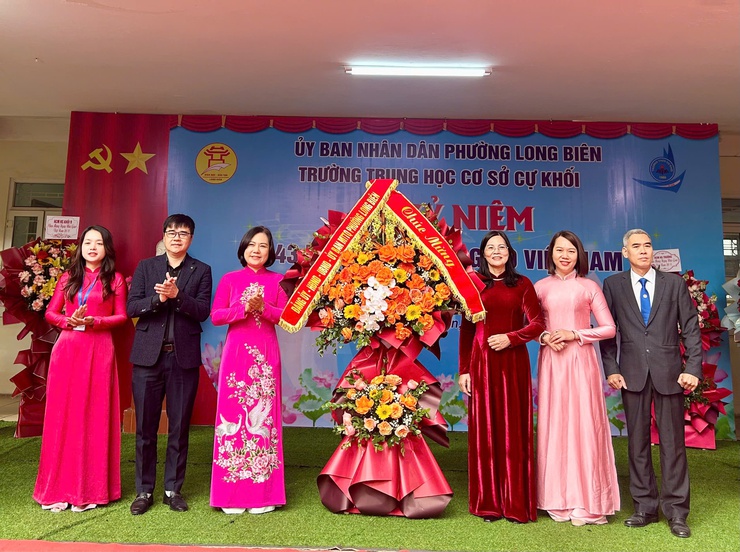 Lãnh đạo Đảng ủy - HĐND - UBND - UBMTTQ Việt Nam phường Long Biên thăm, chúc mừng các nhà trường nhân kỷ niệm Ngày Nhà giáo Việt Nam 20/11- Ảnh 6.