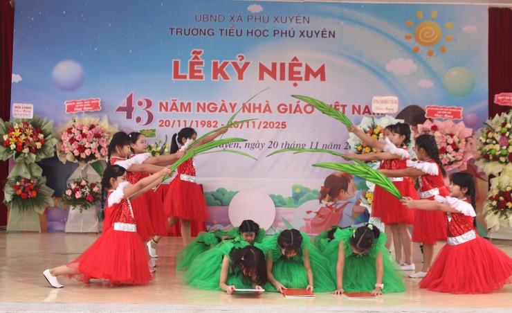 Trường Tiểu học Phú Xuyên tổ chức Lễ kỷ niệm 43 năm Ngày Nhà giáo Việt Nam 20/11.- Ảnh 3.