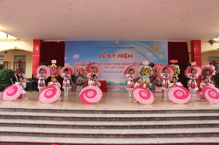 Trường Tiểu học Phú Xuyên tổ chức Lễ kỷ niệm 43 năm Ngày Nhà giáo Việt Nam 20/11.- Ảnh 4.