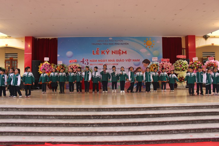 Trường Tiểu học Phú Xuyên tổ chức Lễ kỷ niệm 43 năm Ngày Nhà giáo Việt Nam 20/11.- Ảnh 5.