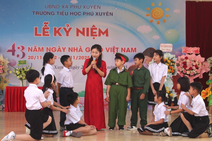 Trường Tiểu học Phú Xuyên tổ chức Lễ kỷ niệm 43 năm Ngày Nhà giáo Việt Nam 20/11.- Ảnh 6.