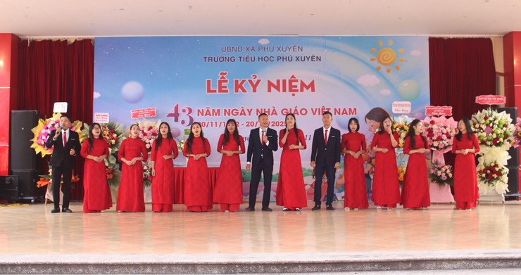Trường Tiểu học Phú Xuyên tổ chức Lễ kỷ niệm 43 năm Ngày Nhà giáo Việt Nam 20/11.- Ảnh 8.
