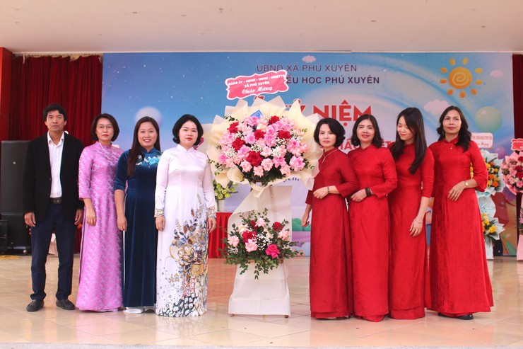 Trường Tiểu học Phú Xuyên tổ chức Lễ kỷ niệm 43 năm Ngày Nhà giáo Việt Nam 20/11.- Ảnh 1.