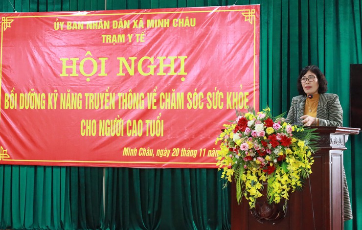 Gần 200 người cao tuổi xã Minh Châu được truyền thông, bồi dưỡng kỹ năng chăm sóc sức khoẻ- Ảnh 1.