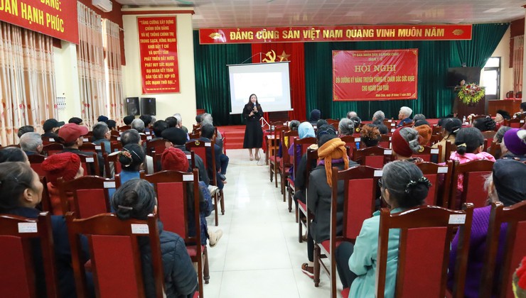 Gần 200 người cao tuổi xã Minh Châu được truyền thông, bồi dưỡng kỹ năng chăm sóc sức khoẻ- Ảnh 4.