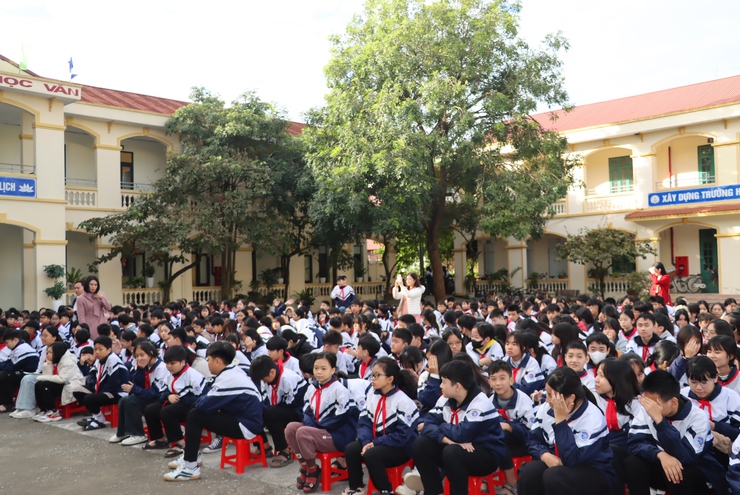 Đồng chí Phó Bí thư Thường trực Đảng uỷ xã chúc mừng Ngày Nhà giáo Việt Nam 20/11 tại trường THCS Minh Cường và THPT Phú Xuyên A- Ảnh 4.