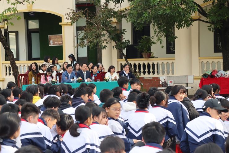 Đồng chí Phó Bí thư Thường trực Đảng uỷ xã chúc mừng Ngày Nhà giáo Việt Nam 20/11 tại trường THCS Minh Cường và THPT Phú Xuyên A- Ảnh 1.