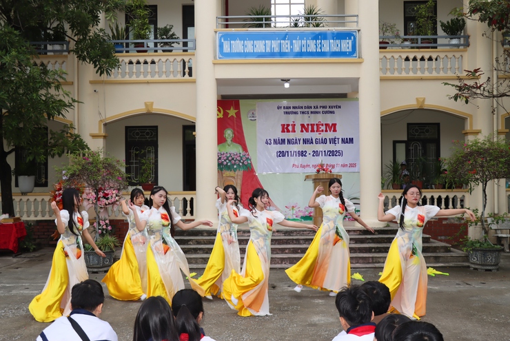 Đồng chí Phó Bí thư Thường trực Đảng uỷ xã chúc mừng Ngày Nhà giáo Việt Nam 20/11 tại trường THCS Minh Cường và THPT Phú Xuyên A- Ảnh 2.