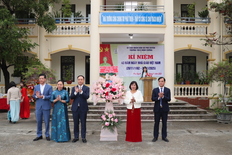 Đồng chí Phó Bí thư Thường trực Đảng uỷ xã chúc mừng Ngày Nhà giáo Việt Nam 20/11 tại trường THCS Minh Cường và THPT Phú Xuyên A- Ảnh 3.