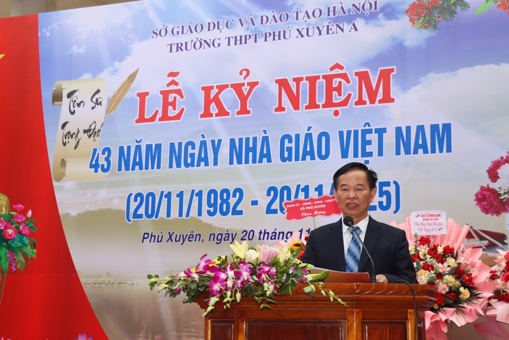 Đồng chí Phó Bí thư Thường trực Đảng uỷ xã chúc mừng Ngày Nhà giáo Việt Nam 20/11 tại trường THCS Minh Cường và THPT Phú Xuyên A- Ảnh 6.