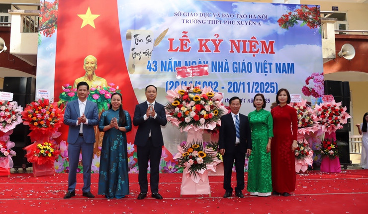 Đồng chí Phó Bí thư Thường trực Đảng uỷ xã chúc mừng Ngày Nhà giáo Việt Nam 20/11 tại trường THCS Minh Cường và THPT Phú Xuyên A- Ảnh 5.