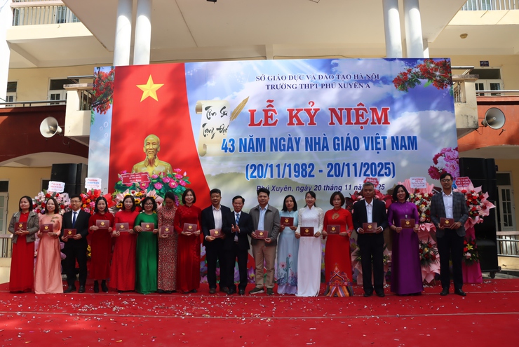 Đồng chí Phó Bí thư Thường trực Đảng uỷ xã chúc mừng Ngày Nhà giáo Việt Nam 20/11 tại trường THCS Minh Cường và THPT Phú Xuyên A- Ảnh 11.