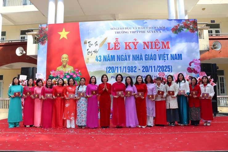 Đồng chí Phó Bí thư Thường trực Đảng uỷ xã chúc mừng Ngày Nhà giáo Việt Nam 20/11 tại trường THCS Minh Cường và THPT Phú Xuyên A- Ảnh 12.