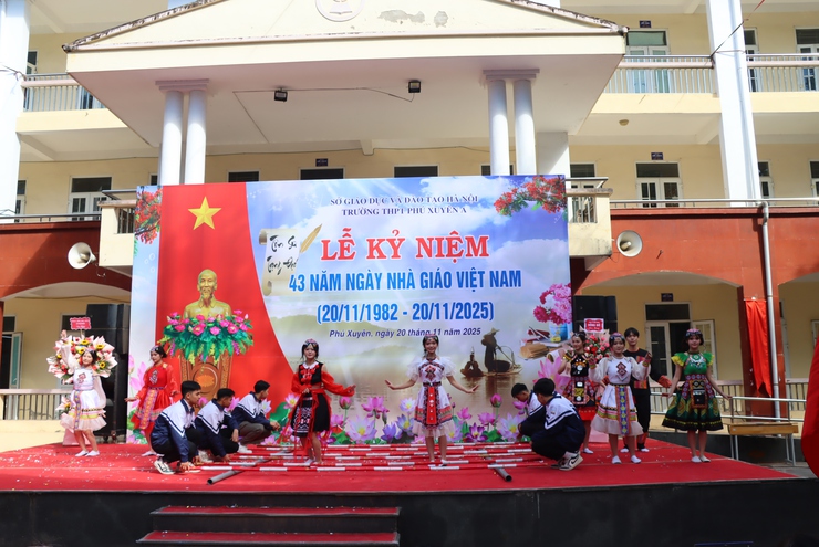 Đồng chí Phó Bí thư Thường trực Đảng uỷ xã chúc mừng Ngày Nhà giáo Việt Nam 20/11 tại trường THCS Minh Cường và THPT Phú Xuyên A- Ảnh 9.