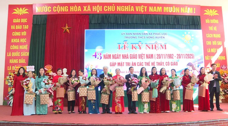 Bí thư Đảng ủy xã Tô Văn Sáng dự Lễ kỷ niệm 43 năm Ngày Nhà giáo Việt Nam (20/11/1982 – 20/11/2025); Gặp mặt tri ân các thế hệ thầy, cô giáo tại trường THCS Võng Xuyên- Ảnh 9.