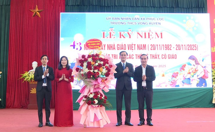 Bí thư Đảng ủy xã Tô Văn Sáng dự Lễ kỷ niệm 43 năm Ngày Nhà giáo Việt Nam (20/11/1982 – 20/11/2025); Gặp mặt tri ân các thế hệ thầy, cô giáo tại trường THCS Võng Xuyên- Ảnh 6.