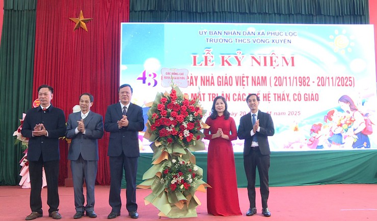 Bí thư Đảng ủy xã Tô Văn Sáng dự Lễ kỷ niệm 43 năm Ngày Nhà giáo Việt Nam (20/11/1982 – 20/11/2025); Gặp mặt tri ân các thế hệ thầy, cô giáo tại trường THCS Võng Xuyên- Ảnh 7.