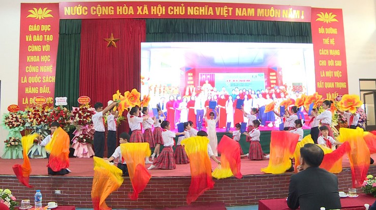 Bí thư Đảng ủy xã Tô Văn Sáng dự Lễ kỷ niệm 43 năm Ngày Nhà giáo Việt Nam (20/11/1982 – 20/11/2025); Gặp mặt tri ân các thế hệ thầy, cô giáo tại trường THCS Võng Xuyên- Ảnh 4.