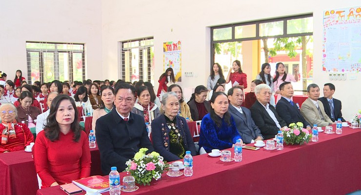 Bí thư Đảng ủy xã Tô Văn Sáng dự Lễ kỷ niệm 43 năm Ngày Nhà giáo Việt Nam (20/11/1982 – 20/11/2025); Gặp mặt tri ân các thế hệ thầy, cô giáo tại trường THCS Võng Xuyên- Ảnh 13.