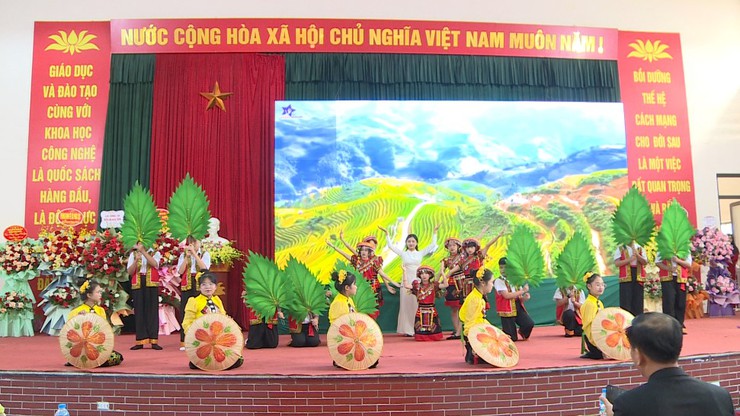 Bí thư Đảng ủy xã Tô Văn Sáng dự Lễ kỷ niệm 43 năm Ngày Nhà giáo Việt Nam (20/11/1982 – 20/11/2025); Gặp mặt tri ân các thế hệ thầy, cô giáo tại trường THCS Võng Xuyên- Ảnh 3.