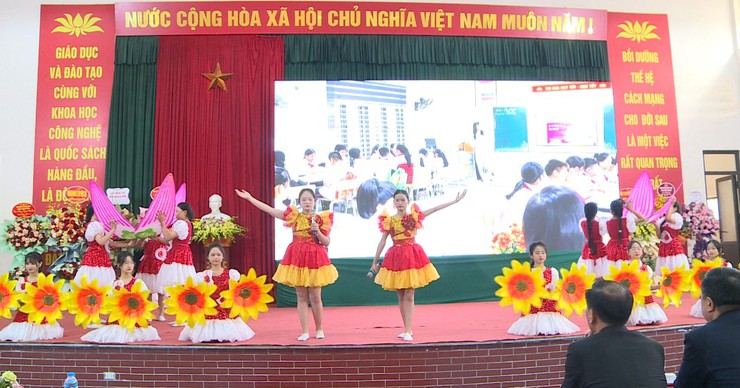 Bí thư Đảng ủy xã Tô Văn Sáng dự Lễ kỷ niệm 43 năm Ngày Nhà giáo Việt Nam (20/11/1982 – 20/11/2025); Gặp mặt tri ân các thế hệ thầy, cô giáo tại trường THCS Võng Xuyên- Ảnh 2.