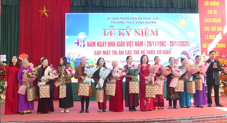 Bí thư Đảng ủy xã Tô Văn Sáng dự Lễ kỷ niệm 43 năm Ngày Nhà giáo Việt Nam (20/11/1982 – 20/11/2025); Gặp mặt tri ân các thế hệ thầy, cô giáo tại trường THCS Võng Xuyên- Ảnh 10.