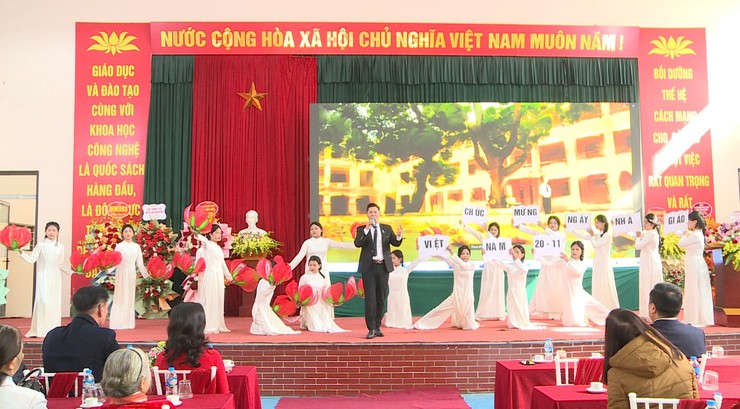 Bí thư Đảng ủy xã Tô Văn Sáng dự Lễ kỷ niệm 43 năm Ngày Nhà giáo Việt Nam (20/11/1982 – 20/11/2025); Gặp mặt tri ân các thế hệ thầy, cô giáo tại trường THCS Võng Xuyên- Ảnh 1.