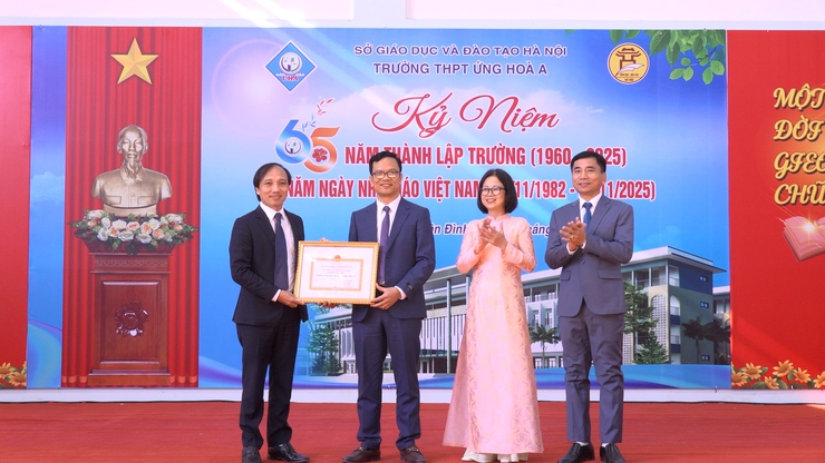 Các đồng chí lãnh đạo Đảng uỷ - HĐND – UBND – UBMTTQ xã dư lễ kỷ niệm Ngày Nhà giáo Việt Nam 20/11- Ảnh 4.