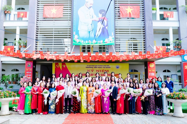 Lãnh đạo Đảng ủy - HĐND - UBND - UBMTTQ Việt Nam phường Long Biên thăm, chúc mừng các nhà trường nhân kỷ niệm Ngày Nhà giáo Việt Nam 20/11- Ảnh 4.