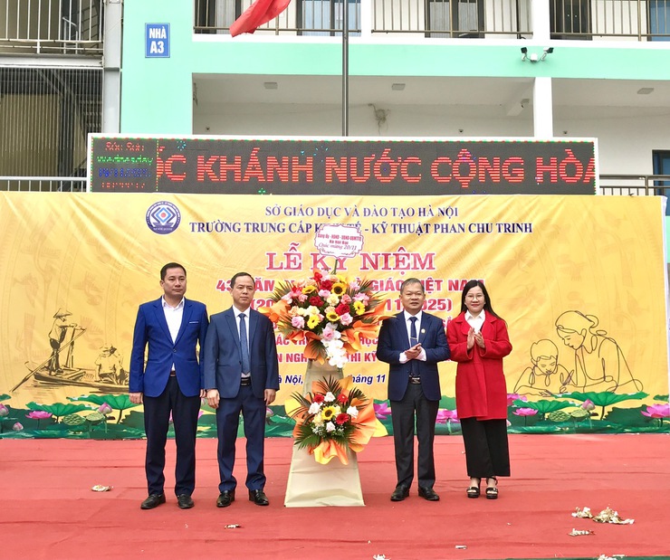 Trường Trung cấp Kinh tế- Kỹ thuật Phan Chu Trinh kỷ niệm ngày nhà giáo Việt Nam 20-11- Ảnh 1.