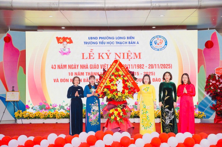 Trường Tiểu học Thạch Bàn A long trọng tổ chức Lễ kỷ niệm 43 năm Ngày Nhà giáo Việt Nam (20/11/1982 - 20/11/2025) và đón nhận Bằng khen của Bộ Giáo dục & Đào tạo- Ảnh 1.