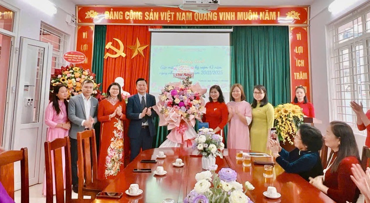 Đồng chí Nguyễn Anh Tuấn – Phó Chủ tịch UBND phường Thanh Liệt thăm, tặng hoa chúc mừng các trường nhân Ngày Nhà giáo Việt Nam 20/11- Ảnh 3.