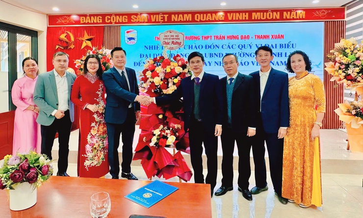 Đồng chí Nguyễn Anh Tuấn – Phó Chủ tịch UBND phường Thanh Liệt thăm, tặng hoa chúc mừng các trường nhân Ngày Nhà giáo Việt Nam 20/11- Ảnh 4.