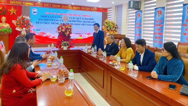 Đồng chí Nguyễn Anh Tuấn – Phó Chủ tịch UBND phường Thanh Liệt thăm, tặng hoa chúc mừng các trường nhân Ngày Nhà giáo Việt Nam 20/11- Ảnh 2.