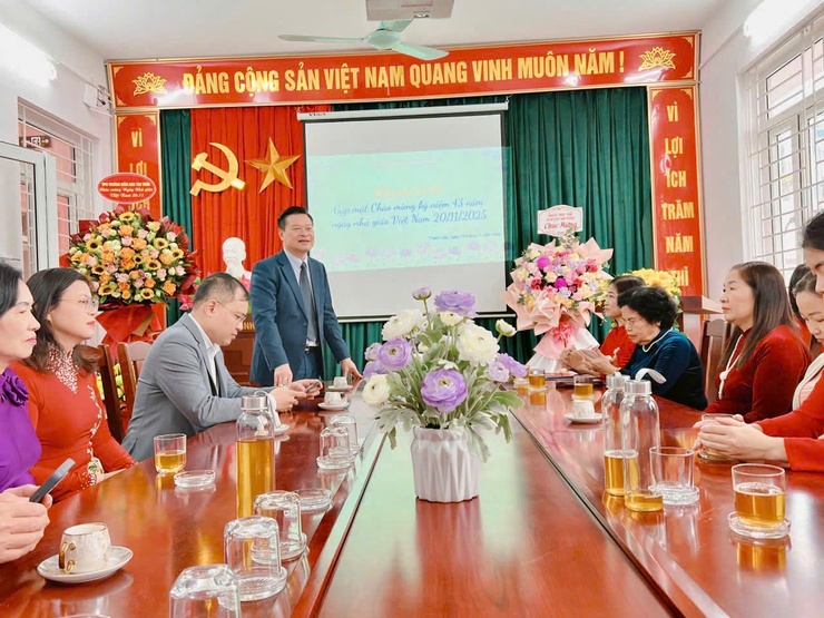 Đồng chí Nguyễn Anh Tuấn – Phó Chủ tịch UBND phường Thanh Liệt thăm, tặng hoa chúc mừng các trường nhân Ngày Nhà giáo Việt Nam 20/11- Ảnh 1.