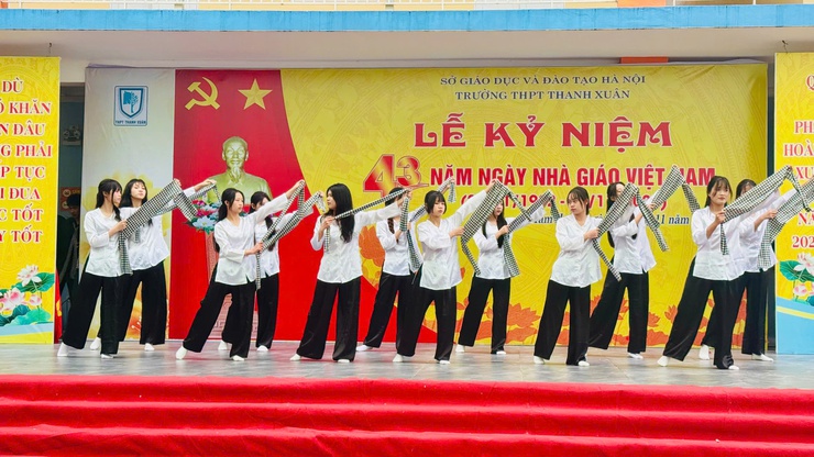 Trường THPT Thanh Xuân long trọng kỷ niệm Ngày Nhà giáo Việt Nam 20/11- Ảnh 2.