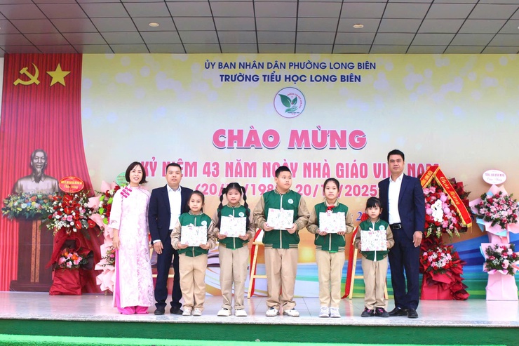 Trường Tiểu học Long Biên long trọng kỷ niệm 43 năm Ngày Nhà giáo Việt Nam- Ảnh 12.