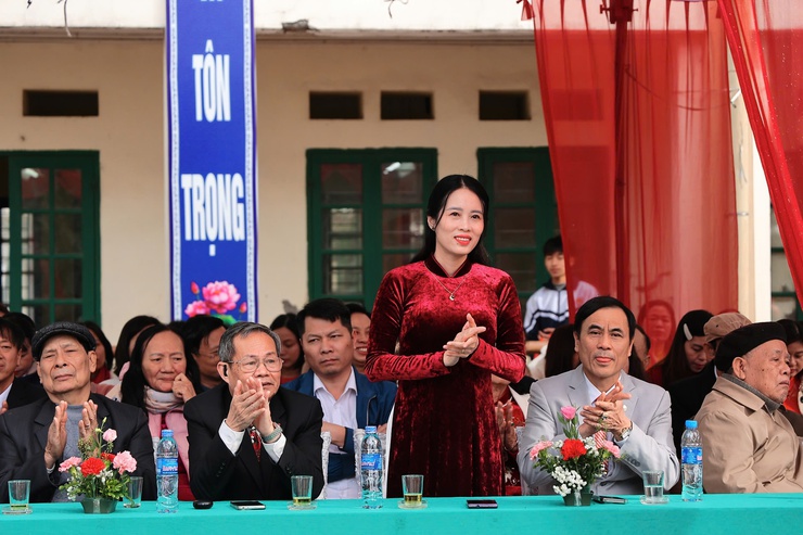 Các đồng chí lãnh đạo Đảng uỷ - HĐND – UBND – UBMTTQ xã dư lễ kỷ niệm Ngày Nhà giáo Việt Nam 20/11- Ảnh 2.