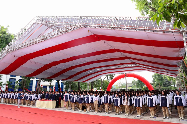 Trường THPT Bắc Thăng Long kỷ niệm 43 năm ngày Nhà giáo Việt Nam, 15 năm thành lập trường và đón nhận Bằng khen của Thủ tướng Chính phủ.- Ảnh 1.