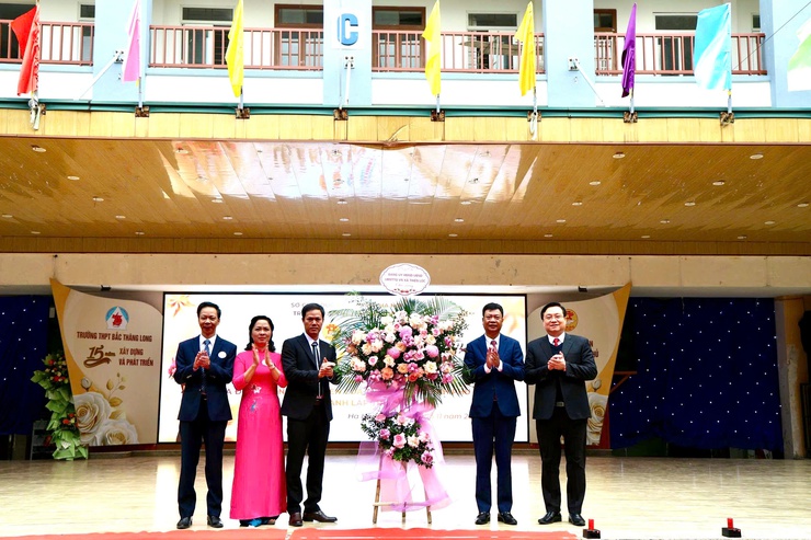 Trường THPT Bắc Thăng Long kỷ niệm 43 năm ngày Nhà giáo Việt Nam, 15 năm thành lập trường và đón nhận Bằng khen của Thủ tướng Chính phủ.- Ảnh 3.