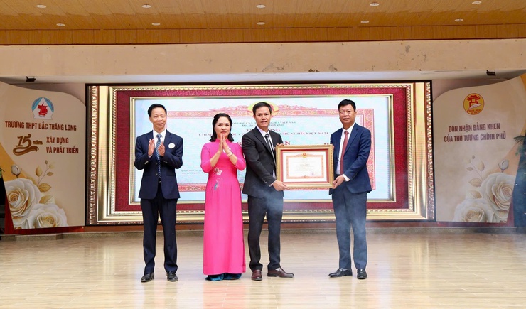 Trường THPT Bắc Thăng Long kỷ niệm 43 năm ngày Nhà giáo Việt Nam, 15 năm thành lập trường và đón nhận Bằng khen của Thủ tướng Chính phủ.- Ảnh 6.