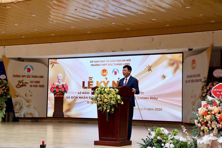 Trường THPT Bắc Thăng Long kỷ niệm 43 năm ngày Nhà giáo Việt Nam, 15 năm thành lập trường và đón nhận Bằng khen của Thủ tướng Chính phủ.- Ảnh 5.
